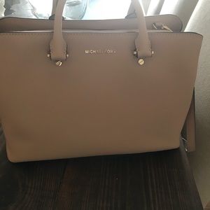 On trend neutral purse! Used one time!